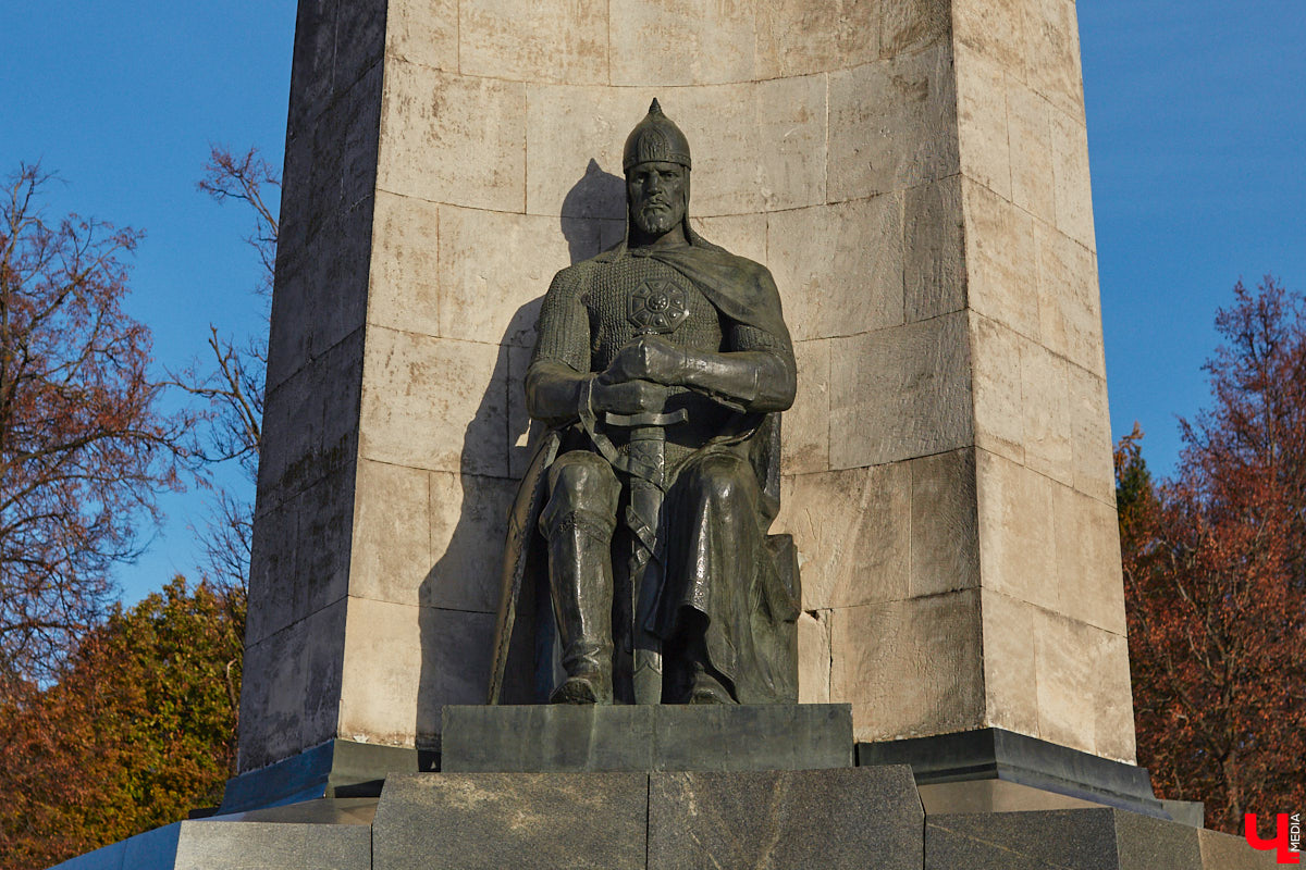 30 октября 1960 года был торжественно открыт памятник в честь 850-летия города Владимира. Несмотря на монументальность 22-метровой юбилейной композиции, владимирцы насмешливо называют ее «три лентяя» или «трое непьющих». Возможно, и потому, что эта она заняла «чужое» место.