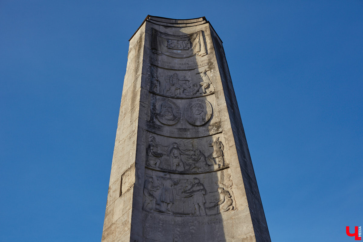 30 октября 1960 года был торжественно открыт памятник в честь 850-летия города Владимира. Несмотря на монументальность 22-метровой юбилейной композиции, владимирцы насмешливо называют ее «три лентяя» или «трое непьющих». Возможно, и потому, что эта она заняла «чужое» место.