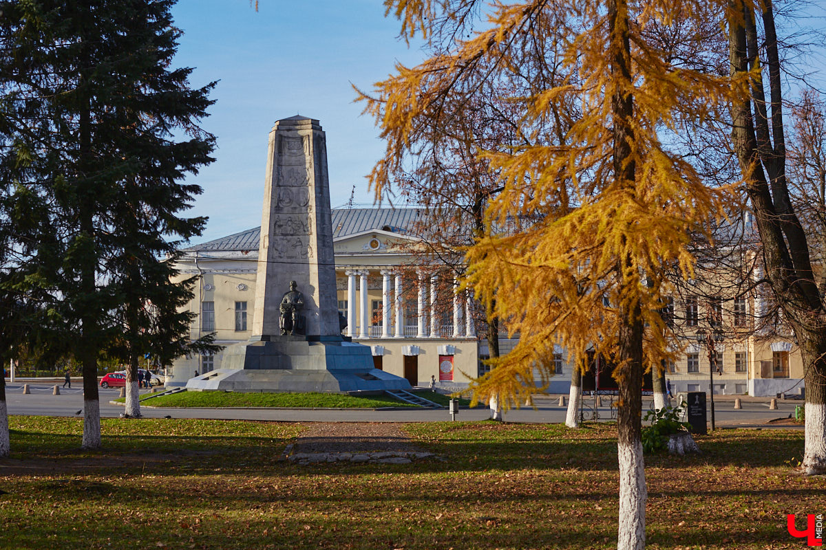 30 октября 1960 года был торжественно открыт памятник в честь 850-летия города Владимира. Несмотря на монументальность 22-метровой юбилейной композиции, владимирцы насмешливо называют ее «три лентяя» или «трое непьющих». Возможно, и потому, что эта она заняла «чужое» место.
