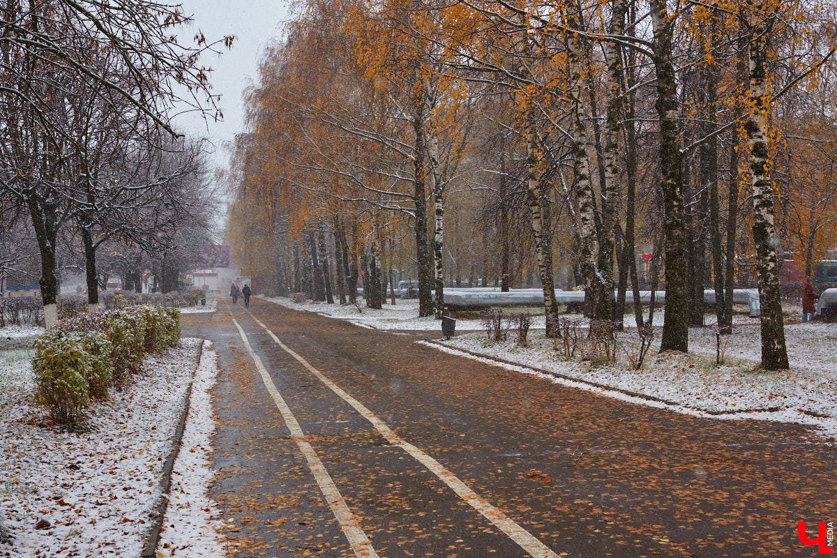 Синоптики не обманули – закрываем октябрь первым снегом, который засыпает город со вчерашнего дня. Но впереди нас ожидает еще один осенний месяц. Что он нам готовит? Зимний расклад или все-таки типичную для межсезонья погоду?