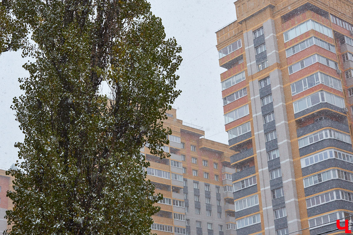 Синоптики не обманули – закрываем октябрь первым снегом, который засыпает город со вчерашнего дня. Но впереди нас ожидает еще один осенний месяц. Что он нам готовит? Зимний расклад или все-таки типичную для межсезонья погоду?