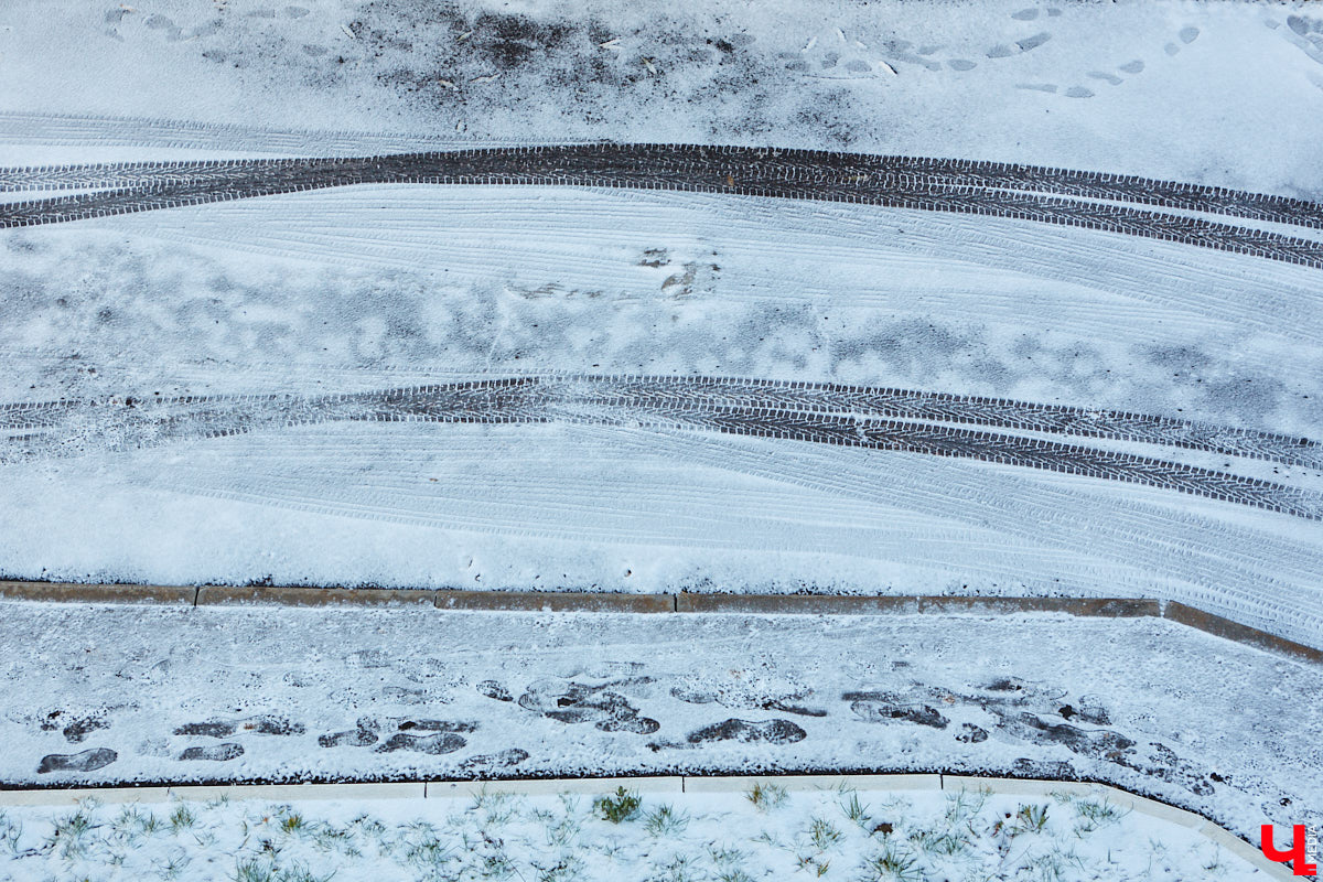 Синоптики не обманули – закрываем октябрь первым снегом, который засыпает город со вчерашнего дня. Но впереди нас ожидает еще один осенний месяц. Что он нам готовит? Зимний расклад или все-таки типичную для межсезонья погоду?