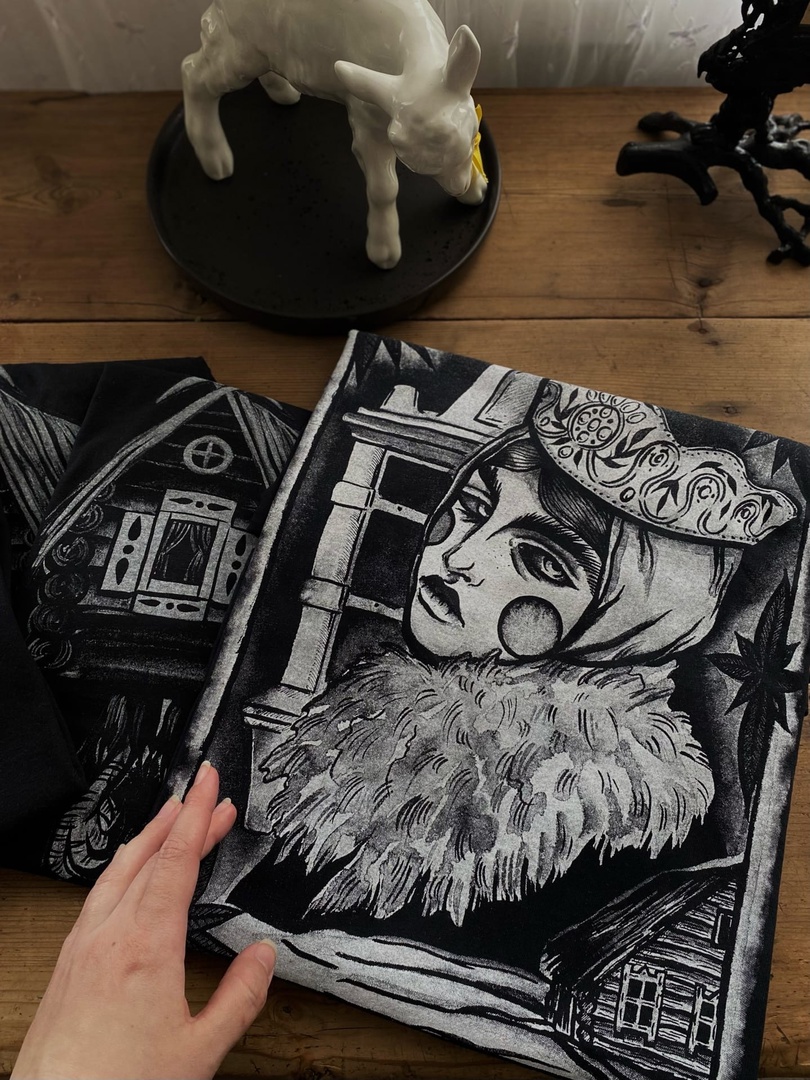 Тёмные девы, загадочные царевны, игривые русалки и смелые ведьмы... Все эти страшно красивые персонажи населяют вселенную художницы Анастасии Андрияновой из Суздаля. Они словно вышли из страшных русских сказок или произведений Гоголя и теперь живут на панно, керамике, футболках, шоперах, брошах, открытках, блокнотах и постерах. В канун «не нашего» Хэллоуина предлагаем полюбоваться на героинь, вдохновлённых чисто русской хтонью.