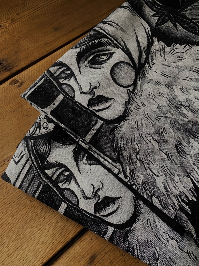 Тёмные девы, загадочные царевны, игривые русалки и смелые ведьмы... Все эти страшно красивые персонажи населяют вселенную художницы Анастасии Андрияновой из Суздаля. Они словно вышли из страшных русских сказок или произведений Гоголя и теперь живут на панно, керамике, футболках, шоперах, брошах, открытках, блокнотах и постерах. В канун «не нашего» Хэллоуина предлагаем полюбоваться на героинь, вдохновлённых чисто русской хтонью.