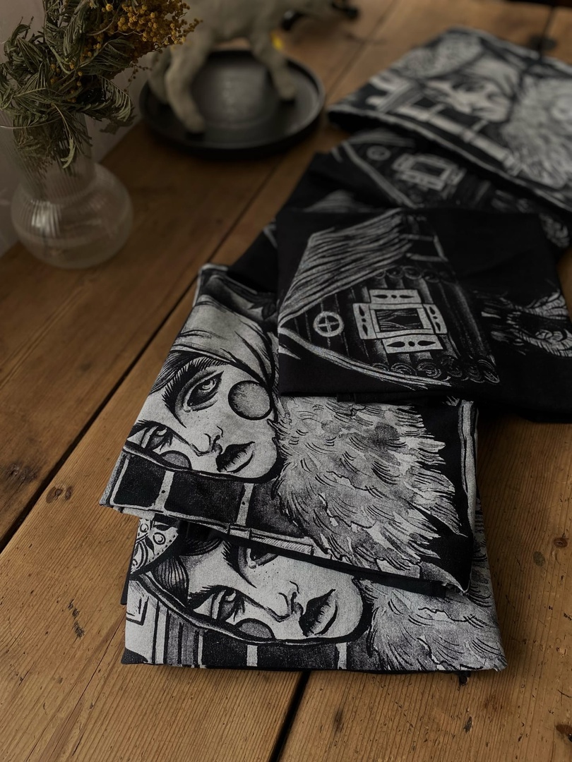 Тёмные девы, загадочные царевны, игривые русалки и смелые ведьмы... Все эти страшно красивые персонажи населяют вселенную художницы Анастасии Андрияновой из Суздаля. Они словно вышли из страшных русских сказок или произведений Гоголя и теперь живут на панно, керамике, футболках, шоперах, брошах, открытках, блокнотах и постерах. В канун «не нашего» Хэллоуина предлагаем полюбоваться на героинь, вдохновлённых чисто русской хтонью.