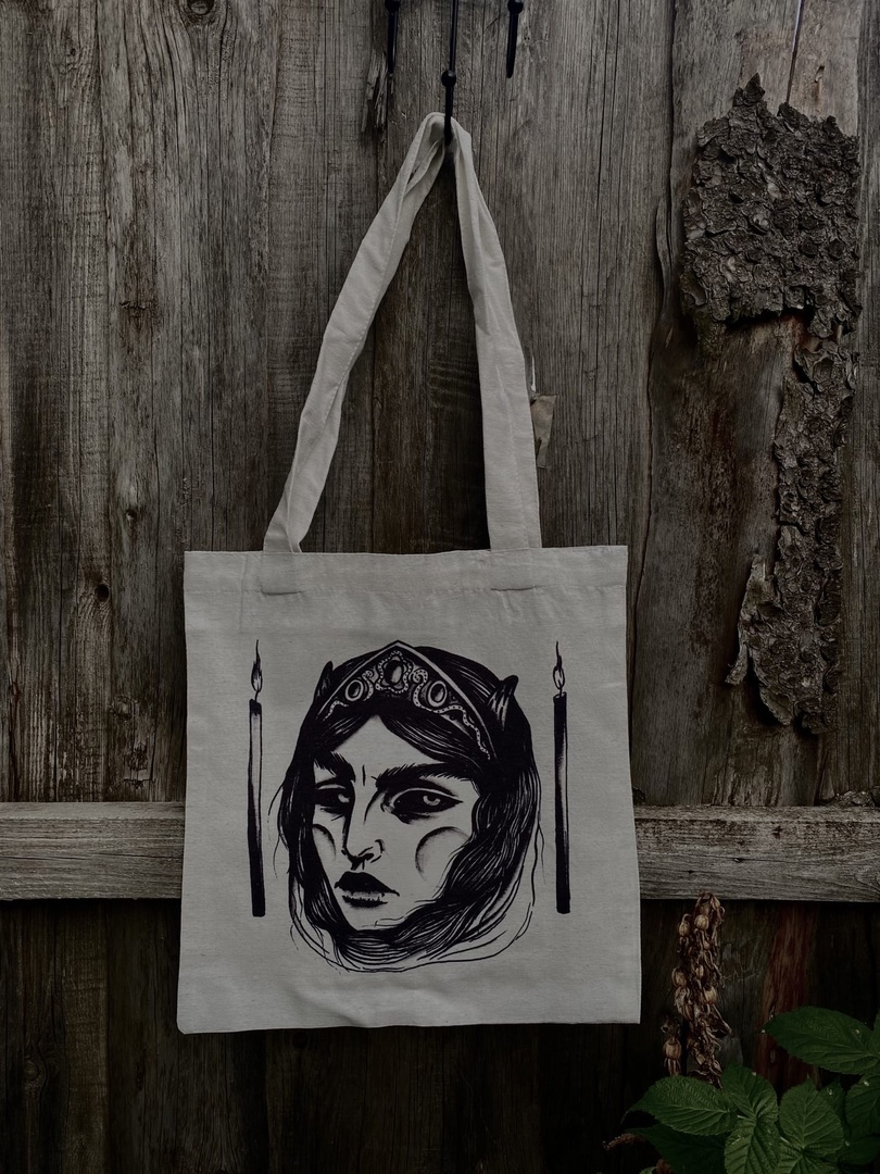 Тёмные девы, загадочные царевны, игривые русалки и смелые ведьмы... Все эти страшно красивые персонажи населяют вселенную художницы Анастасии Андрияновой из Суздаля. Они словно вышли из страшных русских сказок или произведений Гоголя и теперь живут на панно, керамике, футболках, шоперах, брошах, открытках, блокнотах и постерах. В канун «не нашего» Хэллоуина предлагаем полюбоваться на героинь, вдохновлённых чисто русской хтонью.