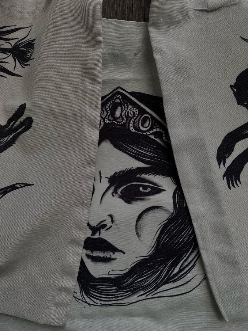 Тёмные девы, загадочные царевны, игривые русалки и смелые ведьмы... Все эти страшно красивые персонажи населяют вселенную художницы Анастасии Андрияновой из Суздаля. Они словно вышли из страшных русских сказок или произведений Гоголя и теперь живут на панно, керамике, футболках, шоперах, брошах, открытках, блокнотах и постерах. В канун «не нашего» Хэллоуина предлагаем полюбоваться на героинь, вдохновлённых чисто русской хтонью.