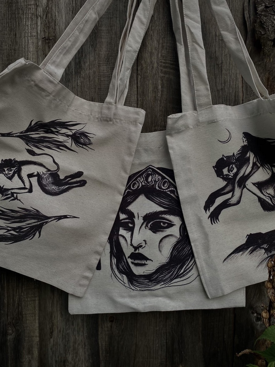 Тёмные девы, загадочные царевны, игривые русалки и смелые ведьмы... Все эти страшно красивые персонажи населяют вселенную художницы Анастасии Андрияновой из Суздаля. Они словно вышли из страшных русских сказок или произведений Гоголя и теперь живут на панно, керамике, футболках, шоперах, брошах, открытках, блокнотах и постерах. В канун «не нашего» Хэллоуина предлагаем полюбоваться на героинь, вдохновлённых чисто русской хтонью.