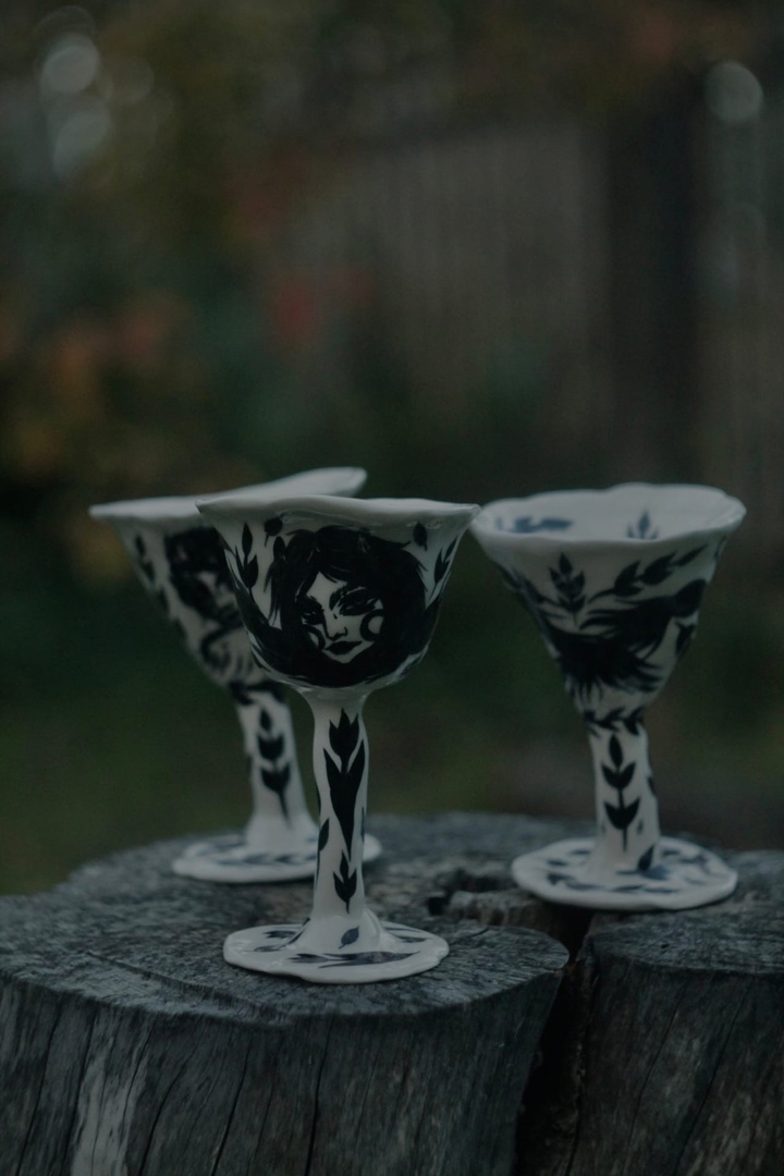 Тёмные девы, загадочные царевны, игривые русалки и смелые ведьмы... Все эти страшно красивые персонажи населяют вселенную художницы Анастасии Андрияновой из Суздаля. Они словно вышли из страшных русских сказок или произведений Гоголя и теперь живут на панно, керамике, футболках, шоперах, брошах, открытках, блокнотах и постерах. В канун «не нашего» Хэллоуина предлагаем полюбоваться на героинь, вдохновлённых чисто русской хтонью.