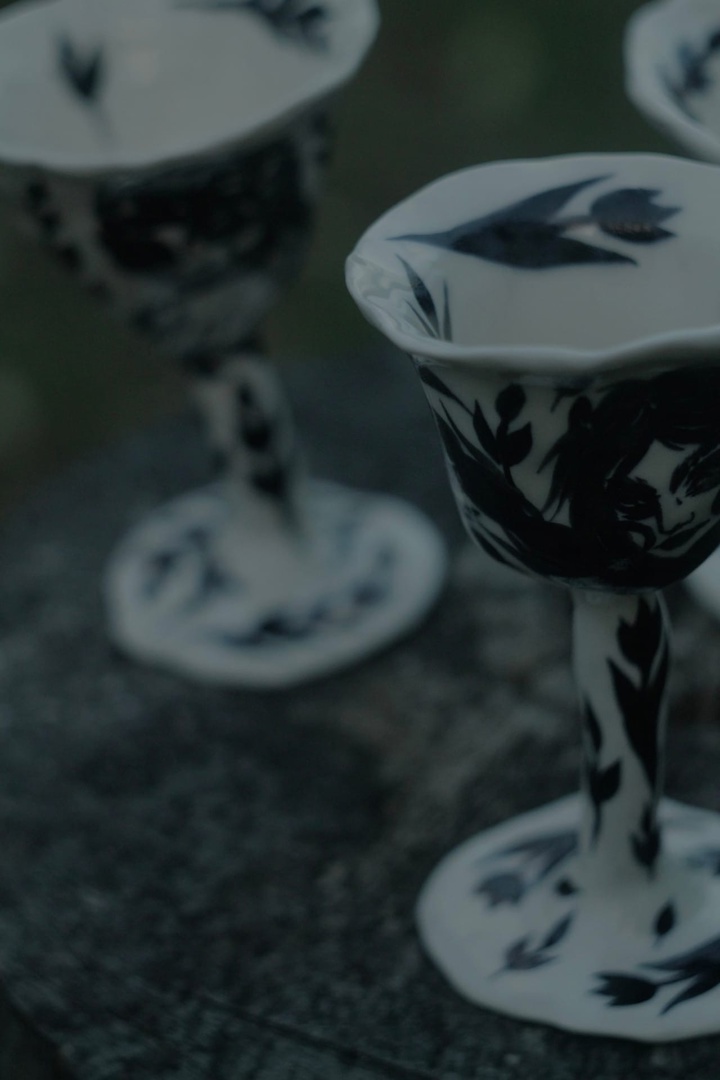 Тёмные девы, загадочные царевны, игривые русалки и смелые ведьмы... Все эти страшно красивые персонажи населяют вселенную художницы Анастасии Андрияновой из Суздаля. Они словно вышли из страшных русских сказок или произведений Гоголя и теперь живут на панно, керамике, футболках, шоперах, брошах, открытках, блокнотах и постерах. В канун «не нашего» Хэллоуина предлагаем полюбоваться на героинь, вдохновлённых чисто русской хтонью.