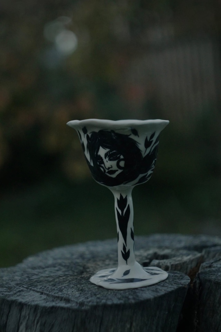 Тёмные девы, загадочные царевны, игривые русалки и смелые ведьмы... Все эти страшно красивые персонажи населяют вселенную художницы Анастасии Андрияновой из Суздаля. Они словно вышли из страшных русских сказок или произведений Гоголя и теперь живут на панно, керамике, футболках, шоперах, брошах, открытках, блокнотах и постерах. В канун «не нашего» Хэллоуина предлагаем полюбоваться на героинь, вдохновлённых чисто русской хтонью.