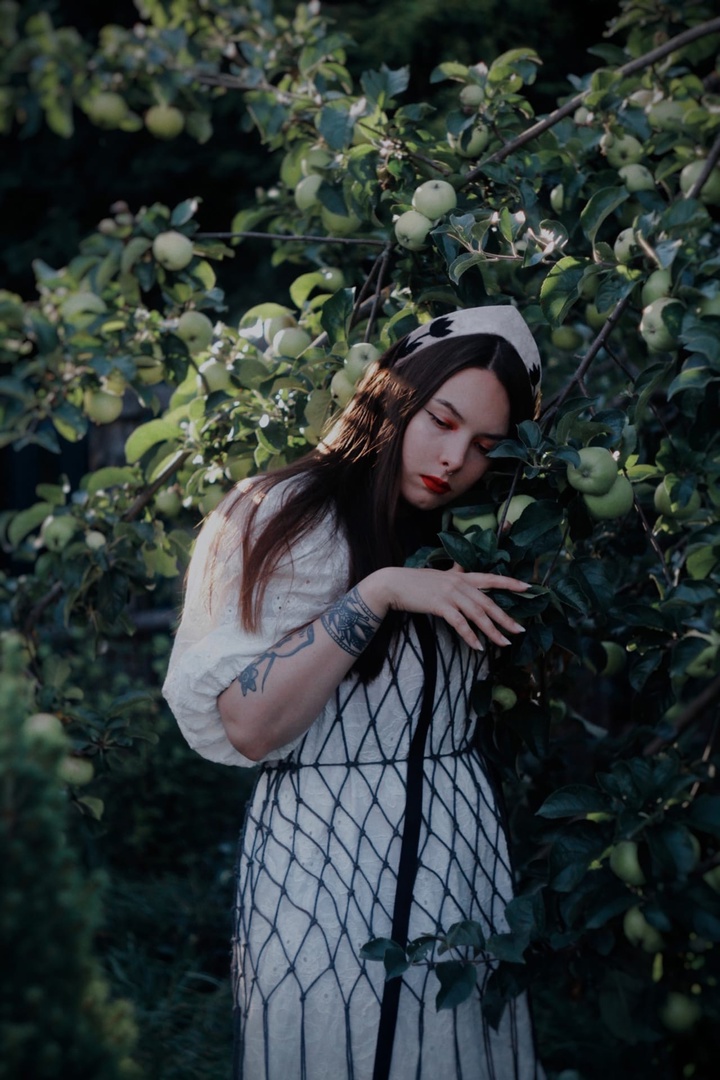 Тёмные девы, загадочные царевны, игривые русалки и смелые ведьмы... Все эти страшно красивые персонажи населяют вселенную художницы Анастасии Андрияновой из Суздаля. Они словно вышли из страшных русских сказок или произведений Гоголя и теперь живут на панно, керамике, футболках, шоперах, брошах, открытках, блокнотах и постерах. В канун «не нашего» Хэллоуина предлагаем полюбоваться на героинь, вдохновлённых чисто русской хтонью.