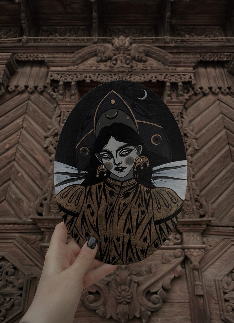 Тёмные девы, загадочные царевны, игривые русалки и смелые ведьмы... Все эти страшно красивые персонажи населяют вселенную художницы Анастасии Андрияновой из Суздаля. Они словно вышли из страшных русских сказок или произведений Гоголя и теперь живут на панно, керамике, футболках, шоперах, брошах, открытках, блокнотах и постерах. В канун «не нашего» Хэллоуина предлагаем полюбоваться на героинь, вдохновлённых чисто русской хтонью.