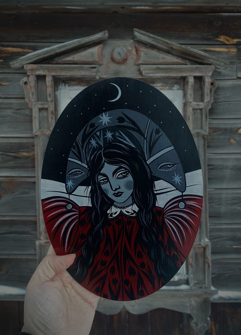 Тёмные девы, загадочные царевны, игривые русалки и смелые ведьмы... Все эти страшно красивые персонажи населяют вселенную художницы Анастасии Андрияновой из Суздаля. Они словно вышли из страшных русских сказок или произведений Гоголя и теперь живут на панно, керамике, футболках, шоперах, брошах, открытках, блокнотах и постерах. В канун «не нашего» Хэллоуина предлагаем полюбоваться на героинь, вдохновлённых чисто русской хтонью.