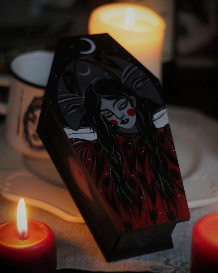 Тёмные девы, загадочные царевны, игривые русалки и смелые ведьмы... Все эти страшно красивые персонажи населяют вселенную художницы Анастасии Андрияновой из Суздаля. Они словно вышли из страшных русских сказок или произведений Гоголя и теперь живут на панно, керамике, футболках, шоперах, брошах, открытках, блокнотах и постерах. В канун «не нашего» Хэллоуина предлагаем полюбоваться на героинь, вдохновлённых чисто русской хтонью.