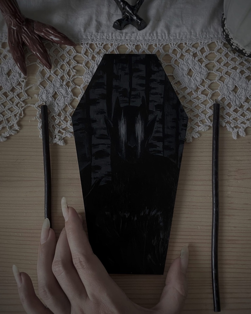 Тёмные девы, загадочные царевны, игривые русалки и смелые ведьмы... Все эти страшно красивые персонажи населяют вселенную художницы Анастасии Андрияновой из Суздаля. Они словно вышли из страшных русских сказок или произведений Гоголя и теперь живут на панно, керамике, футболках, шоперах, брошах, открытках, блокнотах и постерах. В канун «не нашего» Хэллоуина предлагаем полюбоваться на героинь, вдохновлённых чисто русской хтонью.