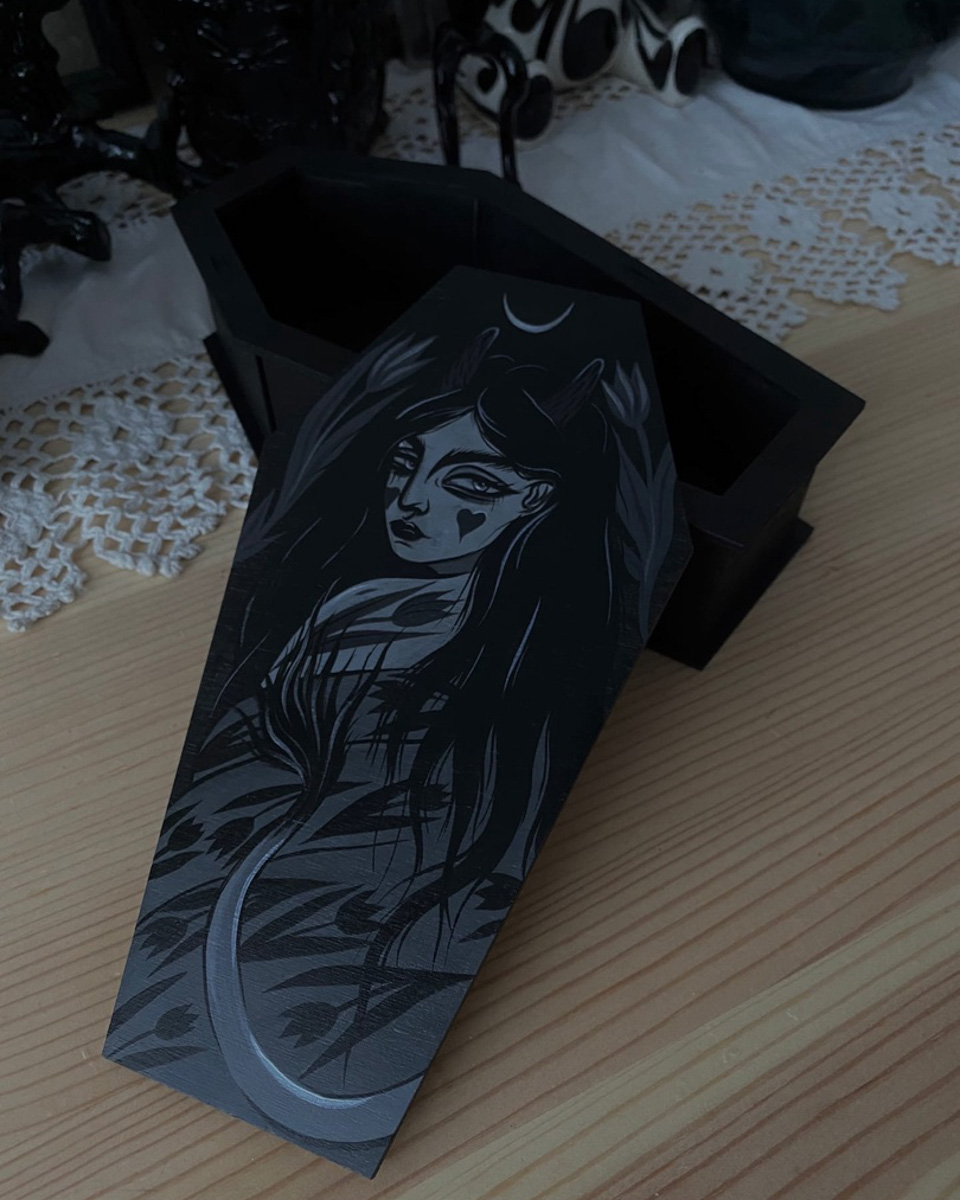 Тёмные девы, загадочные царевны, игривые русалки и смелые ведьмы... Все эти страшно красивые персонажи населяют вселенную художницы Анастасии Андрияновой из Суздаля. Они словно вышли из страшных русских сказок или произведений Гоголя и теперь живут на панно, керамике, футболках, шоперах, брошах, открытках, блокнотах и постерах. В канун «не нашего» Хэллоуина предлагаем полюбоваться на героинь, вдохновлённых чисто русской хтонью.