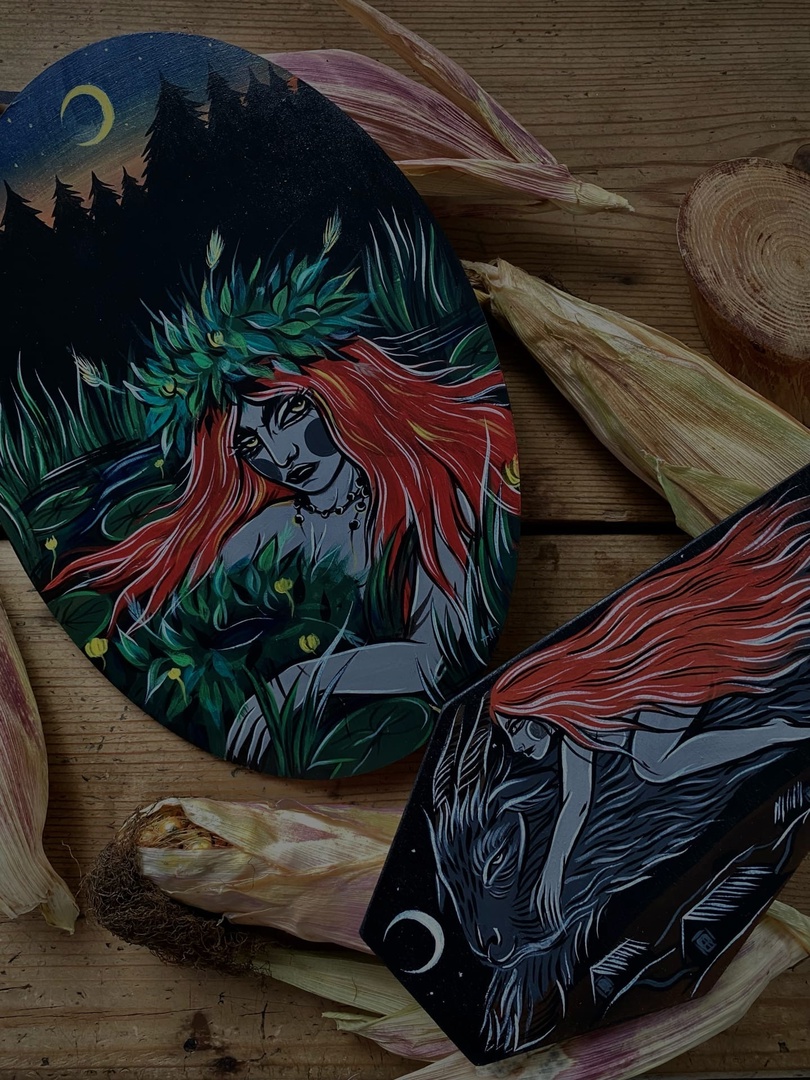 Тёмные девы, загадочные царевны, игривые русалки и смелые ведьмы... Все эти страшно красивые персонажи населяют вселенную художницы Анастасии Андрияновой из Суздаля. Они словно вышли из страшных русских сказок или произведений Гоголя и теперь живут на панно, керамике, футболках, шоперах, брошах, открытках, блокнотах и постерах. В канун «не нашего» Хэллоуина предлагаем полюбоваться на героинь, вдохновлённых чисто русской хтонью.