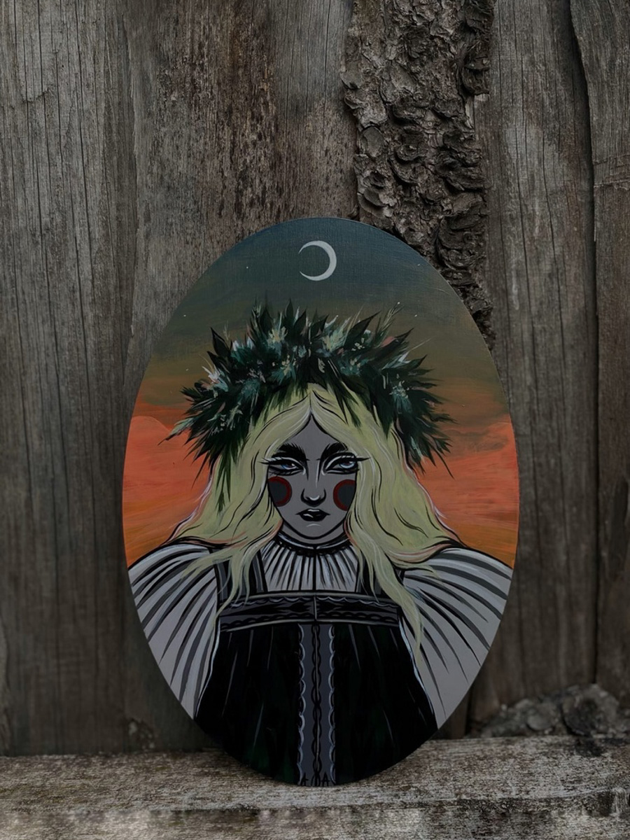 Тёмные девы, загадочные царевны, игривые русалки и смелые ведьмы... Все эти страшно красивые персонажи населяют вселенную художницы Анастасии Андрияновой из Суздаля. Они словно вышли из страшных русских сказок или произведений Гоголя и теперь живут на панно, керамике, футболках, шоперах, брошах, открытках, блокнотах и постерах. В канун «не нашего» Хэллоуина предлагаем полюбоваться на героинь, вдохновлённых чисто русской хтонью.