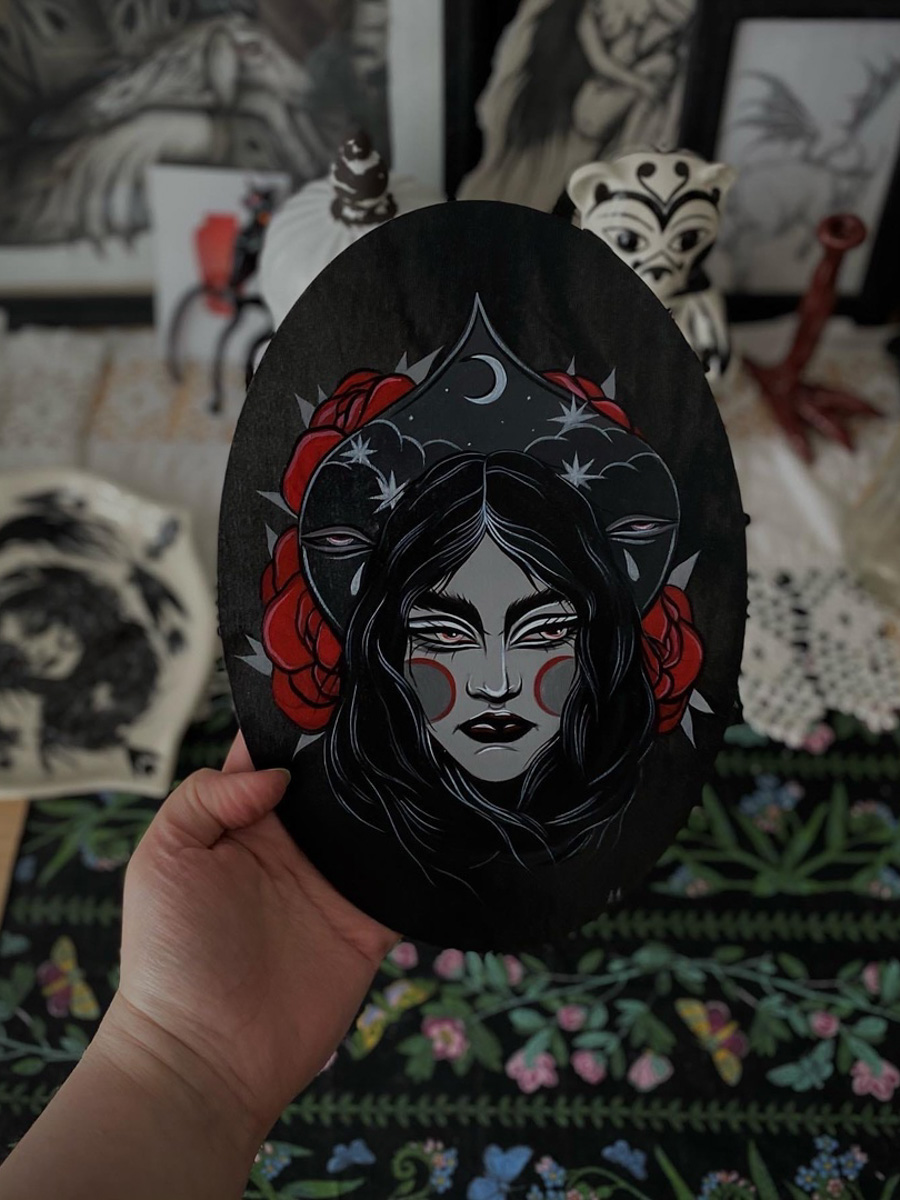 Тёмные девы, загадочные царевны, игривые русалки и смелые ведьмы... Все эти страшно красивые персонажи населяют вселенную художницы Анастасии Андрияновой из Суздаля. Они словно вышли из страшных русских сказок или произведений Гоголя и теперь живут на панно, керамике, футболках, шоперах, брошах, открытках, блокнотах и постерах. В канун «не нашего» Хэллоуина предлагаем полюбоваться на героинь, вдохновлённых чисто русской хтонью.