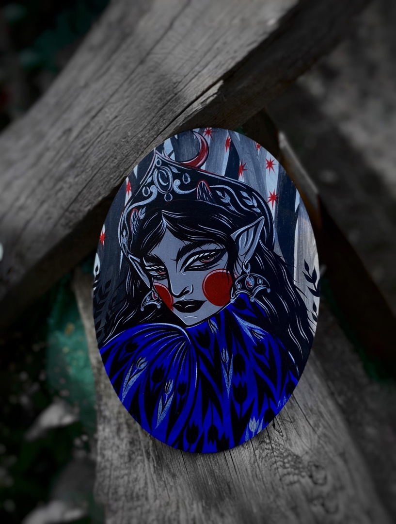 Тёмные девы, загадочные царевны, игривые русалки и смелые ведьмы... Все эти страшно красивые персонажи населяют вселенную художницы Анастасии Андрияновой из Суздаля. Они словно вышли из страшных русских сказок или произведений Гоголя и теперь живут на панно, керамике, футболках, шоперах, брошах, открытках, блокнотах и постерах. В канун «не нашего» Хэллоуина предлагаем полюбоваться на героинь, вдохновлённых чисто русской хтонью.