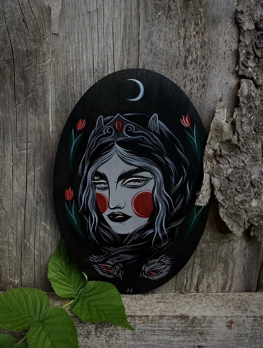 Тёмные девы, загадочные царевны, игривые русалки и смелые ведьмы... Все эти страшно красивые персонажи населяют вселенную художницы Анастасии Андрияновой из Суздаля. Они словно вышли из страшных русских сказок или произведений Гоголя и теперь живут на панно, керамике, футболках, шоперах, брошах, открытках, блокнотах и постерах. В канун «не нашего» Хэллоуина предлагаем полюбоваться на героинь, вдохновлённых чисто русской хтонью.