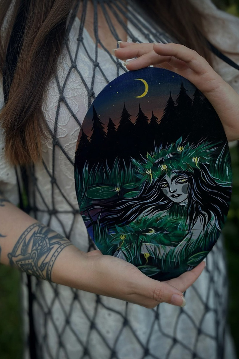 Тёмные девы, загадочные царевны, игривые русалки и смелые ведьмы... Все эти страшно красивые персонажи населяют вселенную художницы Анастасии Андрияновой из Суздаля. Они словно вышли из страшных русских сказок или произведений Гоголя и теперь живут на панно, керамике, футболках, шоперах, брошах, открытках, блокнотах и постерах. В канун «не нашего» Хэллоуина предлагаем полюбоваться на героинь, вдохновлённых чисто русской хтонью.