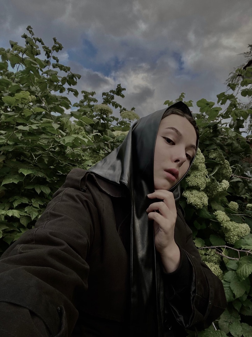 Тёмные девы, загадочные царевны, игривые русалки и смелые ведьмы... Все эти страшно красивые персонажи населяют вселенную художницы Анастасии Андрияновой из Суздаля. Они словно вышли из страшных русских сказок или произведений Гоголя и теперь живут на панно, керамике, футболках, шоперах, брошах, открытках, блокнотах и постерах. В канун «не нашего» Хэллоуина предлагаем полюбоваться на героинь, вдохновлённых чисто русской хтонью.