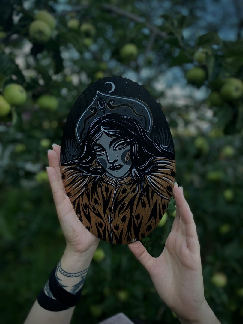 Тёмные девы, загадочные царевны, игривые русалки и смелые ведьмы... Все эти страшно красивые персонажи населяют вселенную художницы Анастасии Андрияновой из Суздаля. Они словно вышли из страшных русских сказок или произведений Гоголя и теперь живут на панно, керамике, футболках, шоперах, брошах, открытках, блокнотах и постерах. В канун «не нашего» Хэллоуина предлагаем полюбоваться на героинь, вдохновлённых чисто русской хтонью.