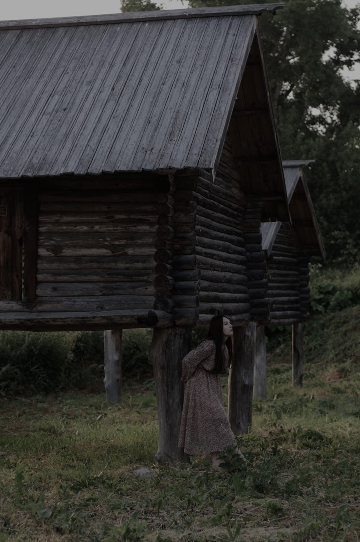 Тёмные девы, загадочные царевны, игривые русалки и смелые ведьмы... Все эти страшно красивые персонажи населяют вселенную художницы Анастасии Андрияновой из Суздаля. Они словно вышли из страшных русских сказок или произведений Гоголя и теперь живут на панно, керамике, футболках, шоперах, брошах, открытках, блокнотах и постерах. В канун «не нашего» Хэллоуина предлагаем полюбоваться на героинь, вдохновлённых чисто русской хтонью.