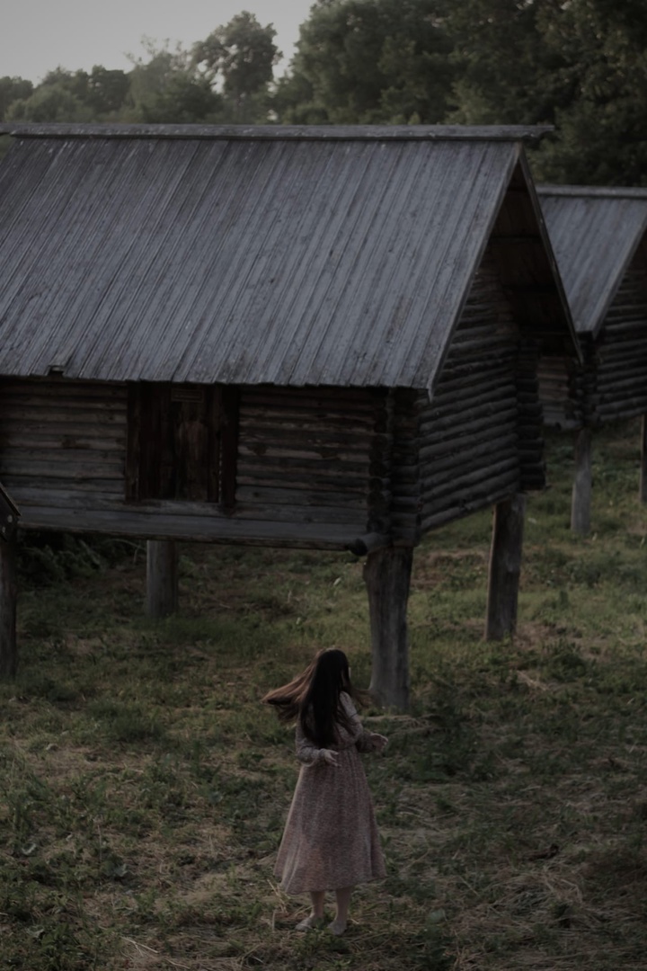 Тёмные девы, загадочные царевны, игривые русалки и смелые ведьмы... Все эти страшно красивые персонажи населяют вселенную художницы Анастасии Андрияновой из Суздаля. Они словно вышли из страшных русских сказок или произведений Гоголя и теперь живут на панно, керамике, футболках, шоперах, брошах, открытках, блокнотах и постерах. В канун «не нашего» Хэллоуина предлагаем полюбоваться на героинь, вдохновлённых чисто русской хтонью.