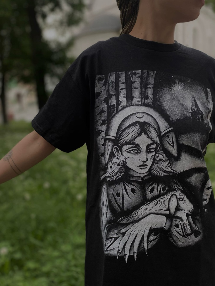 Тёмные девы, загадочные царевны, игривые русалки и смелые ведьмы... Все эти страшно красивые персонажи населяют вселенную художницы Анастасии Андрияновой из Суздаля. Они словно вышли из страшных русских сказок или произведений Гоголя и теперь живут на панно, керамике, футболках, шоперах, брошах, открытках, блокнотах и постерах. В канун «не нашего» Хэллоуина предлагаем полюбоваться на героинь, вдохновлённых чисто русской хтонью.