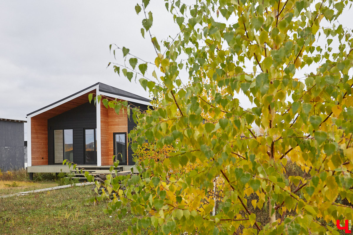 В конце сентябре 2022 года фотограф Юлия Алферова вместе с супругом переехала в свой новый дом под Владимиром. Мы немедленно напросились к ней в гости, чтобы показать вам, как круто может выглядеть современная жилая постройка, выполненная в стиле скандинавского минимализма.