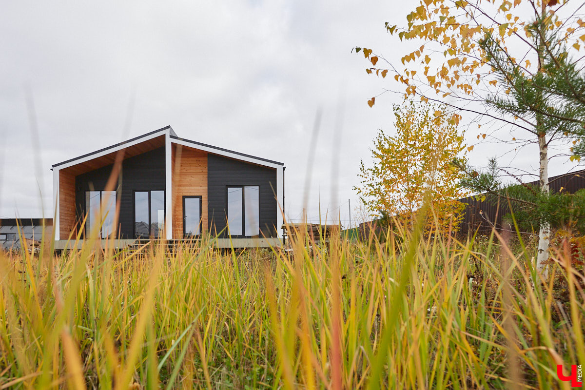 В конце сентябре 2022 года фотограф Юлия Алферова вместе с супругом переехала в свой новый дом под Владимиром. Мы немедленно напросились к ней в гости, чтобы показать вам, как круто может выглядеть современная жилая постройка, выполненная в стиле скандинавского минимализма.