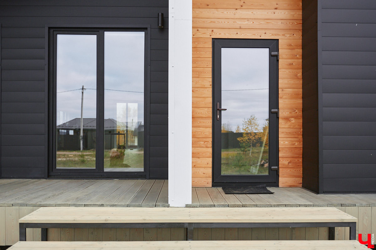 В конце сентябре 2022 года фотограф Юлия Алферова вместе с супругом переехала в свой новый дом под Владимиром. Мы немедленно напросились к ней в гости, чтобы показать вам, как круто может выглядеть современная жилая постройка, выполненная в стиле скандинавского минимализма.