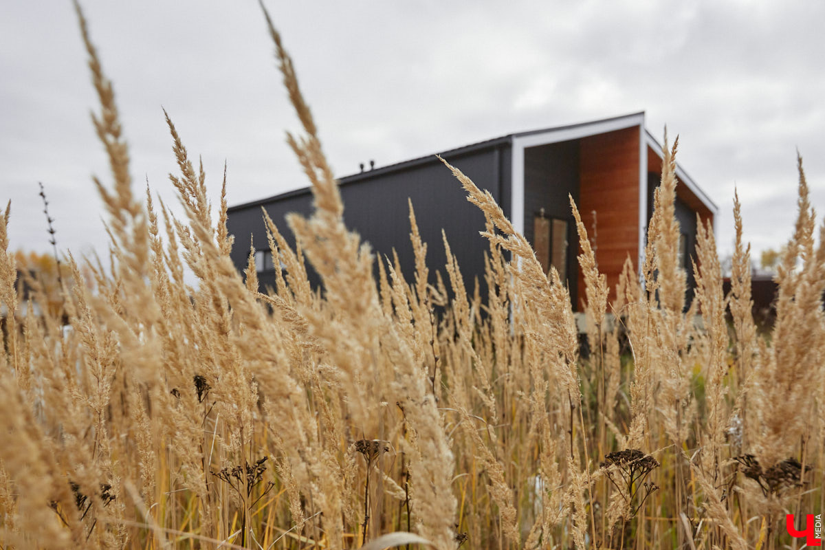 В конце сентябре 2022 года фотограф Юлия Алферова вместе с супругом переехала в свой новый дом под Владимиром. Мы немедленно напросились к ней в гости, чтобы показать вам, как круто может выглядеть современная жилая постройка, выполненная в стиле скандинавского минимализма.