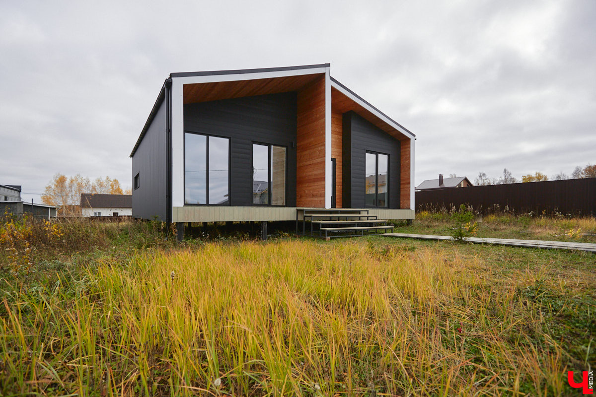 В конце сентябре 2022 года фотограф Юлия Алферова вместе с супругом переехала в свой новый дом под Владимиром. Мы немедленно напросились к ней в гости, чтобы показать вам, как круто может выглядеть современная жилая постройка, выполненная в стиле скандинавского минимализма.