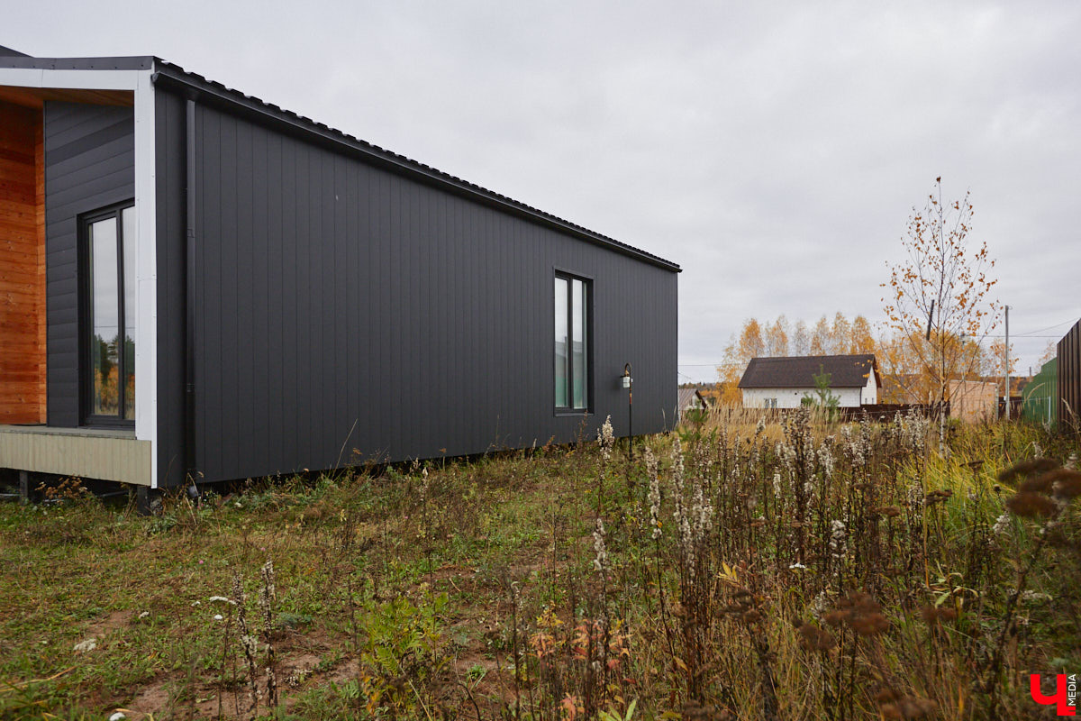 В конце сентябре 2022 года фотограф Юлия Алферова вместе с супругом переехала в свой новый дом под Владимиром. Мы немедленно напросились к ней в гости, чтобы показать вам, как круто может выглядеть современная жилая постройка, выполненная в стиле скандинавского минимализма.