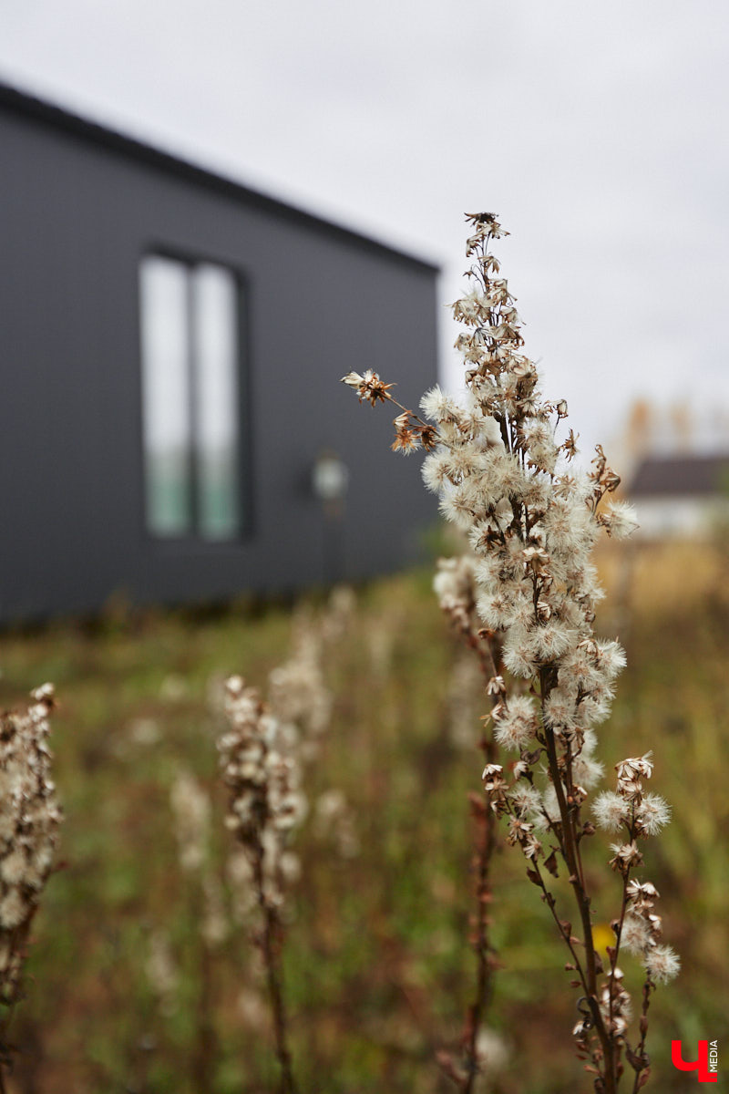 В конце сентябре 2022 года фотограф Юлия Алферова вместе с супругом переехала в свой новый дом под Владимиром. Мы немедленно напросились к ней в гости, чтобы показать вам, как круто может выглядеть современная жилая постройка, выполненная в стиле скандинавского минимализма.