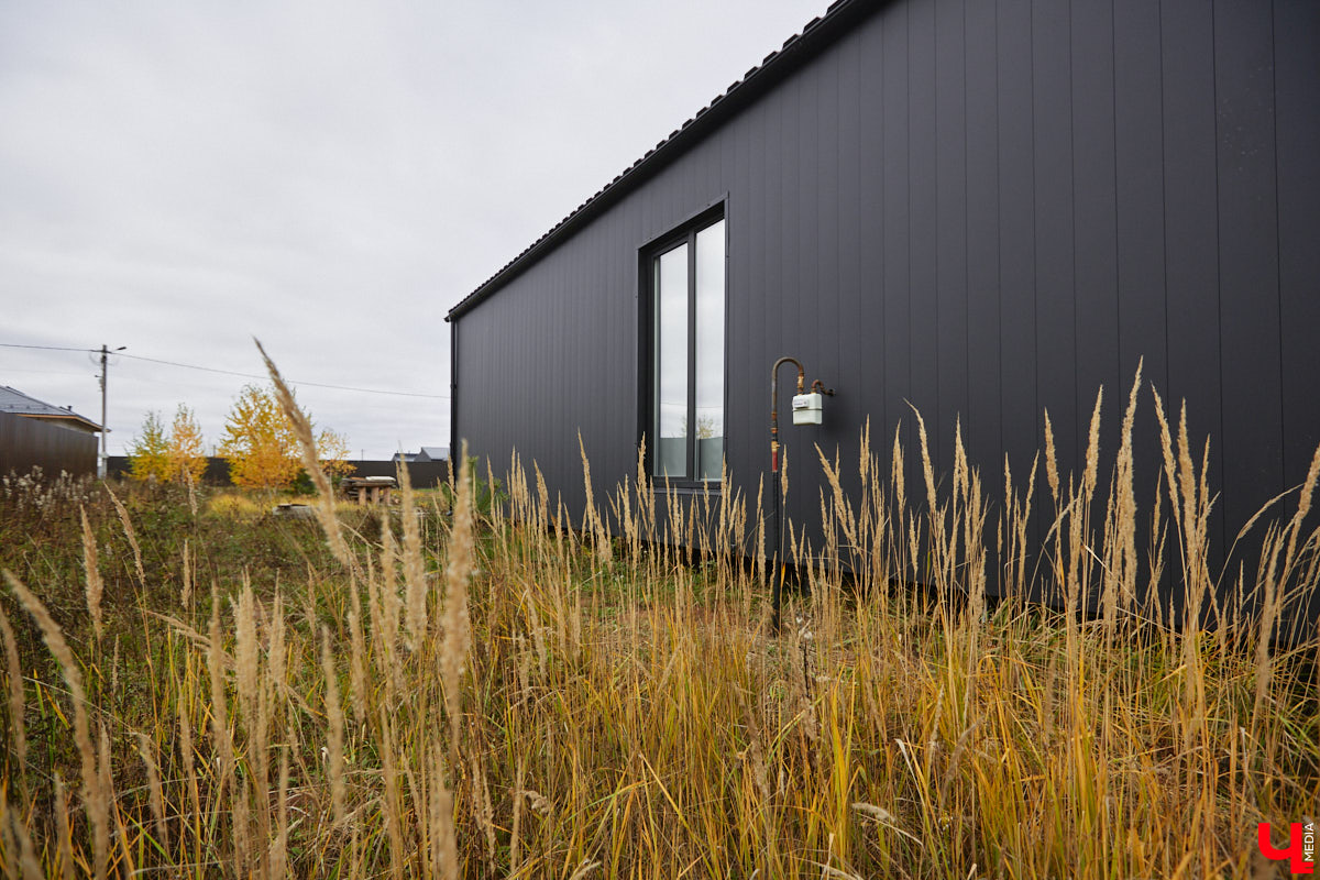 В конце сентябре 2022 года фотограф Юлия Алферова вместе с супругом переехала в свой новый дом под Владимиром. Мы немедленно напросились к ней в гости, чтобы показать вам, как круто может выглядеть современная жилая постройка, выполненная в стиле скандинавского минимализма.