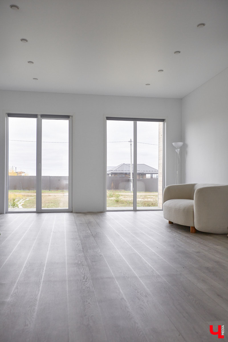 В конце сентябре 2022 года фотограф Юлия Алферова вместе с супругом переехала в свой новый дом под Владимиром. Мы немедленно напросились к ней в гости, чтобы показать вам, как круто может выглядеть современная жилая постройка, выполненная в стиле скандинавского минимализма.