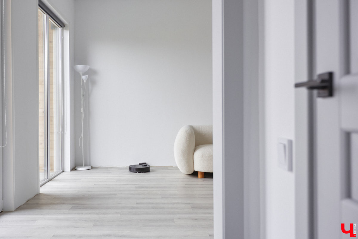 В конце сентябре 2022 года фотограф Юлия Алферова вместе с супругом переехала в свой новый дом под Владимиром. Мы немедленно напросились к ней в гости, чтобы показать вам, как круто может выглядеть современная жилая постройка, выполненная в стиле скандинавского минимализма.