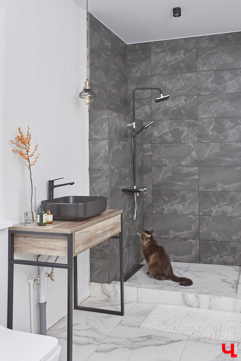 В конце сентябре 2022 года фотограф Юлия Алферова вместе с супругом переехала в свой новый дом под Владимиром. Мы немедленно напросились к ней в гости, чтобы показать вам, как круто может выглядеть современная жилая постройка, выполненная в стиле скандинавского минимализма.