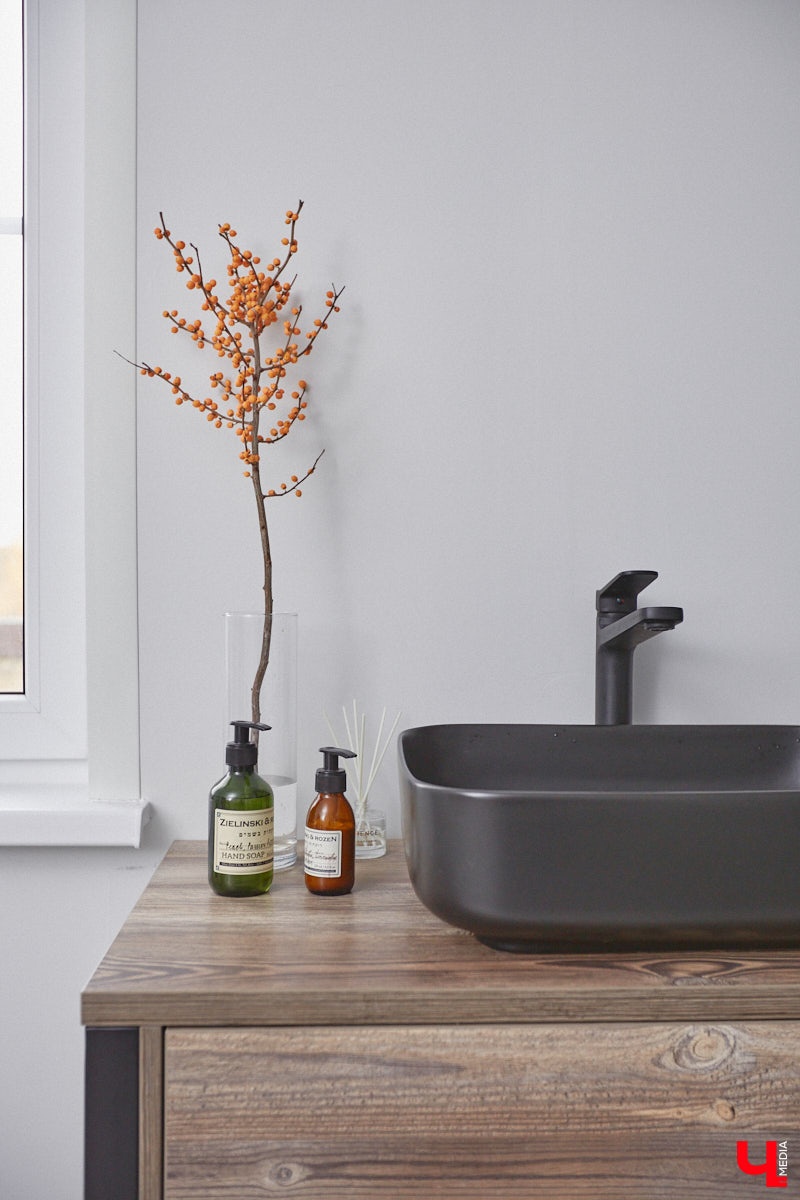 В конце сентябре 2022 года фотограф Юлия Алферова вместе с супругом переехала в свой новый дом под Владимиром. Мы немедленно напросились к ней в гости, чтобы показать вам, как круто может выглядеть современная жилая постройка, выполненная в стиле скандинавского минимализма.