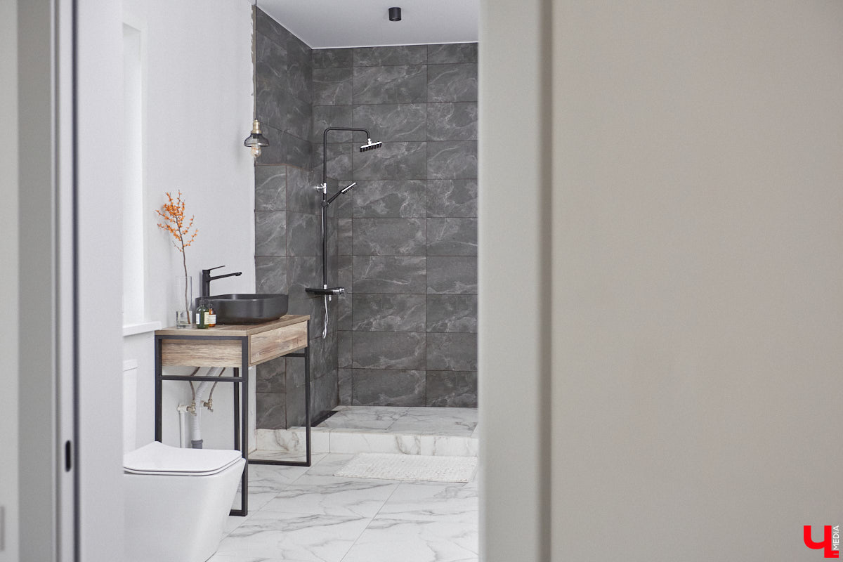 В конце сентябре 2022 года фотограф Юлия Алферова вместе с супругом переехала в свой новый дом под Владимиром. Мы немедленно напросились к ней в гости, чтобы показать вам, как круто может выглядеть современная жилая постройка, выполненная в стиле скандинавского минимализма.