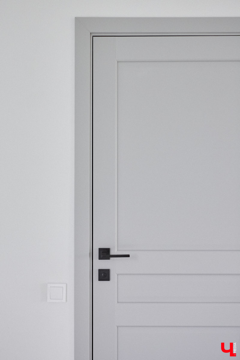 В конце сентябре 2022 года фотограф Юлия Алферова вместе с супругом переехала в свой новый дом под Владимиром. Мы немедленно напросились к ней в гости, чтобы показать вам, как круто может выглядеть современная жилая постройка, выполненная в стиле скандинавского минимализма.