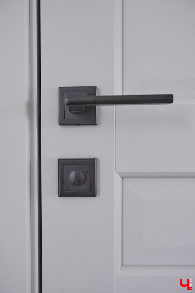 В конце сентябре 2022 года фотограф Юлия Алферова вместе с супругом переехала в свой новый дом под Владимиром. Мы немедленно напросились к ней в гости, чтобы показать вам, как круто может выглядеть современная жилая постройка, выполненная в стиле скандинавского минимализма.