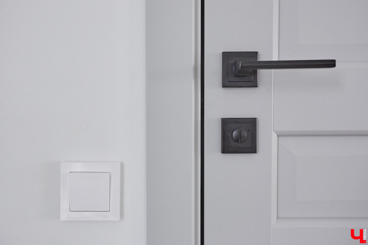 В конце сентябре 2022 года фотограф Юлия Алферова вместе с супругом переехала в свой новый дом под Владимиром. Мы немедленно напросились к ней в гости, чтобы показать вам, как круто может выглядеть современная жилая постройка, выполненная в стиле скандинавского минимализма.