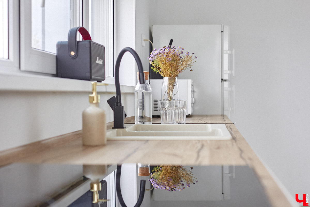 В конце сентябре 2022 года фотограф Юлия Алферова вместе с супругом переехала в свой новый дом под Владимиром. Мы немедленно напросились к ней в гости, чтобы показать вам, как круто может выглядеть современная жилая постройка, выполненная в стиле скандинавского минимализма.