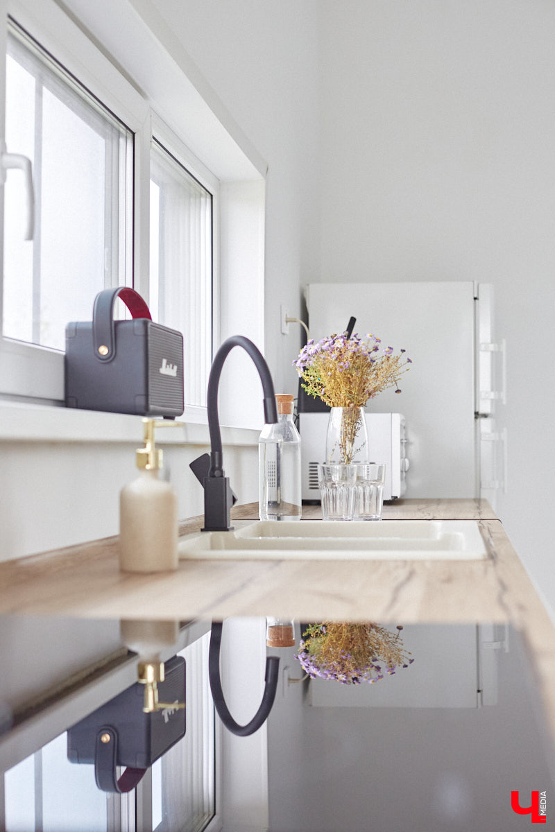 В конце сентябре 2022 года фотограф Юлия Алферова вместе с супругом переехала в свой новый дом под Владимиром. Мы немедленно напросились к ней в гости, чтобы показать вам, как круто может выглядеть современная жилая постройка, выполненная в стиле скандинавского минимализма.